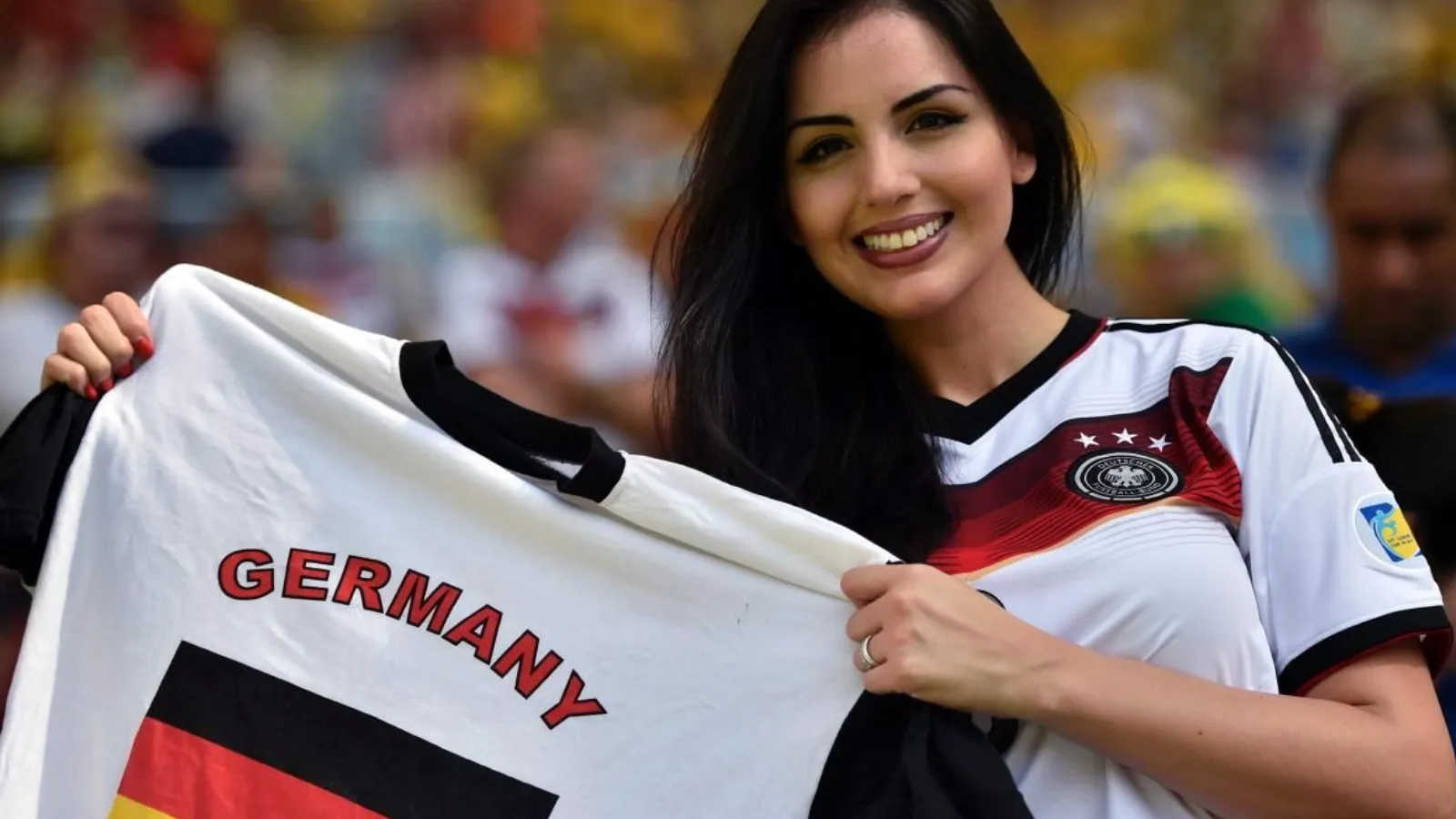 Fan nữ bóng đá xinh đẹp, bốc lửa